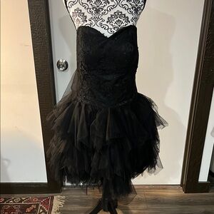 Elegant Black Strapless Tulle Dress